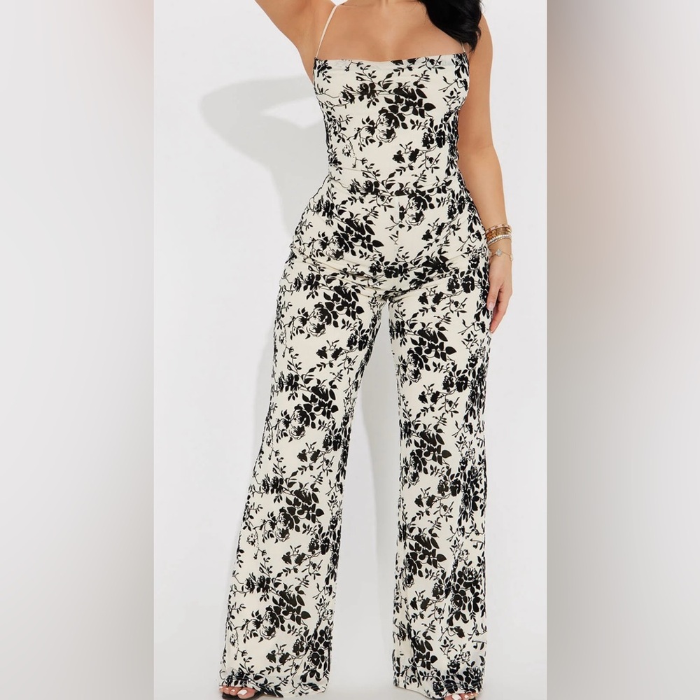 Black and white floral jumpsuit - Worn Once